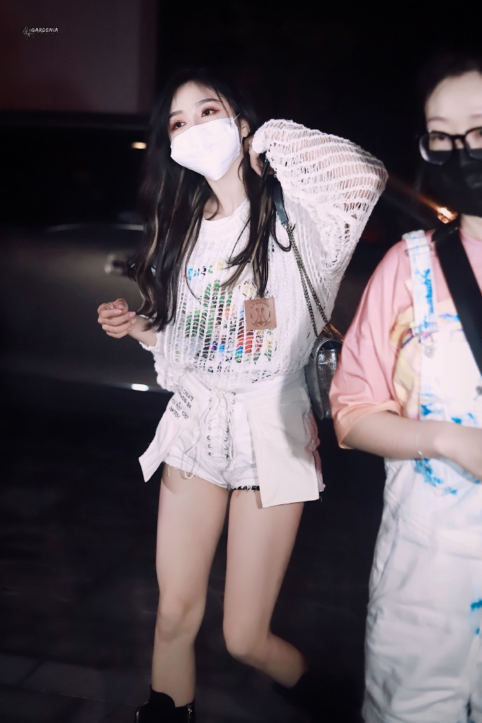 吴宣仪穿渔网衫玩个性时尚 踩中筒靴秀漫画腿