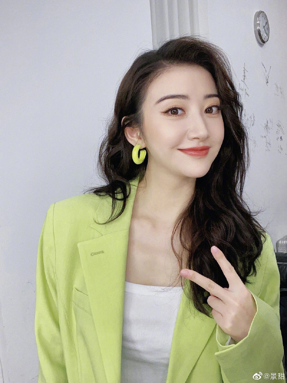 景甜穿淡绿西装拍美照 披大波浪对镜比耶活泼优雅兼具