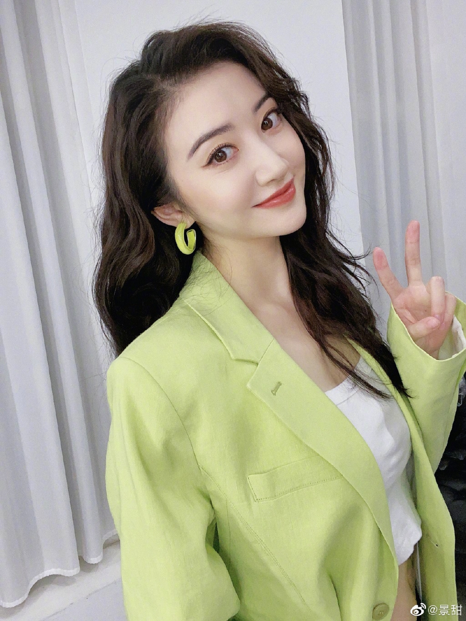 景甜穿淡绿西装拍美照 披大波浪对镜比耶活泼优雅兼具