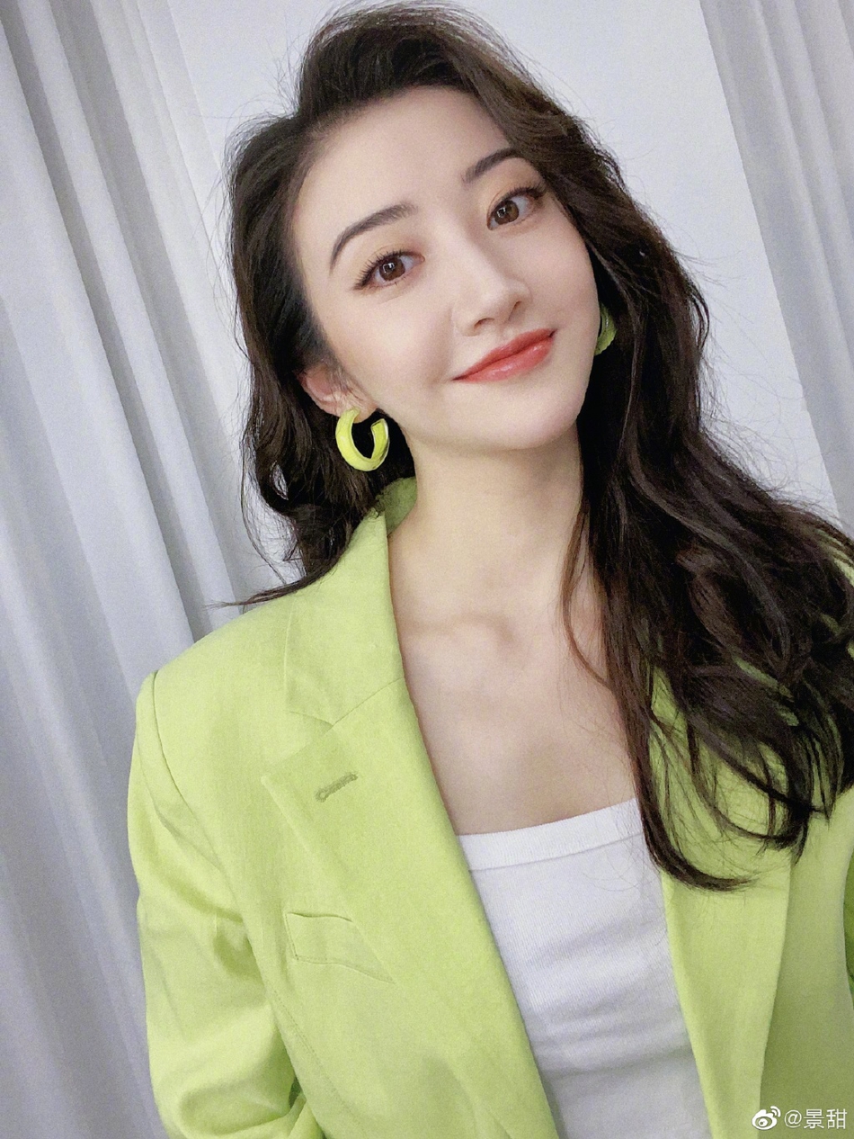 景甜穿淡绿西装拍美照 披大波浪对镜比耶活泼优雅兼具