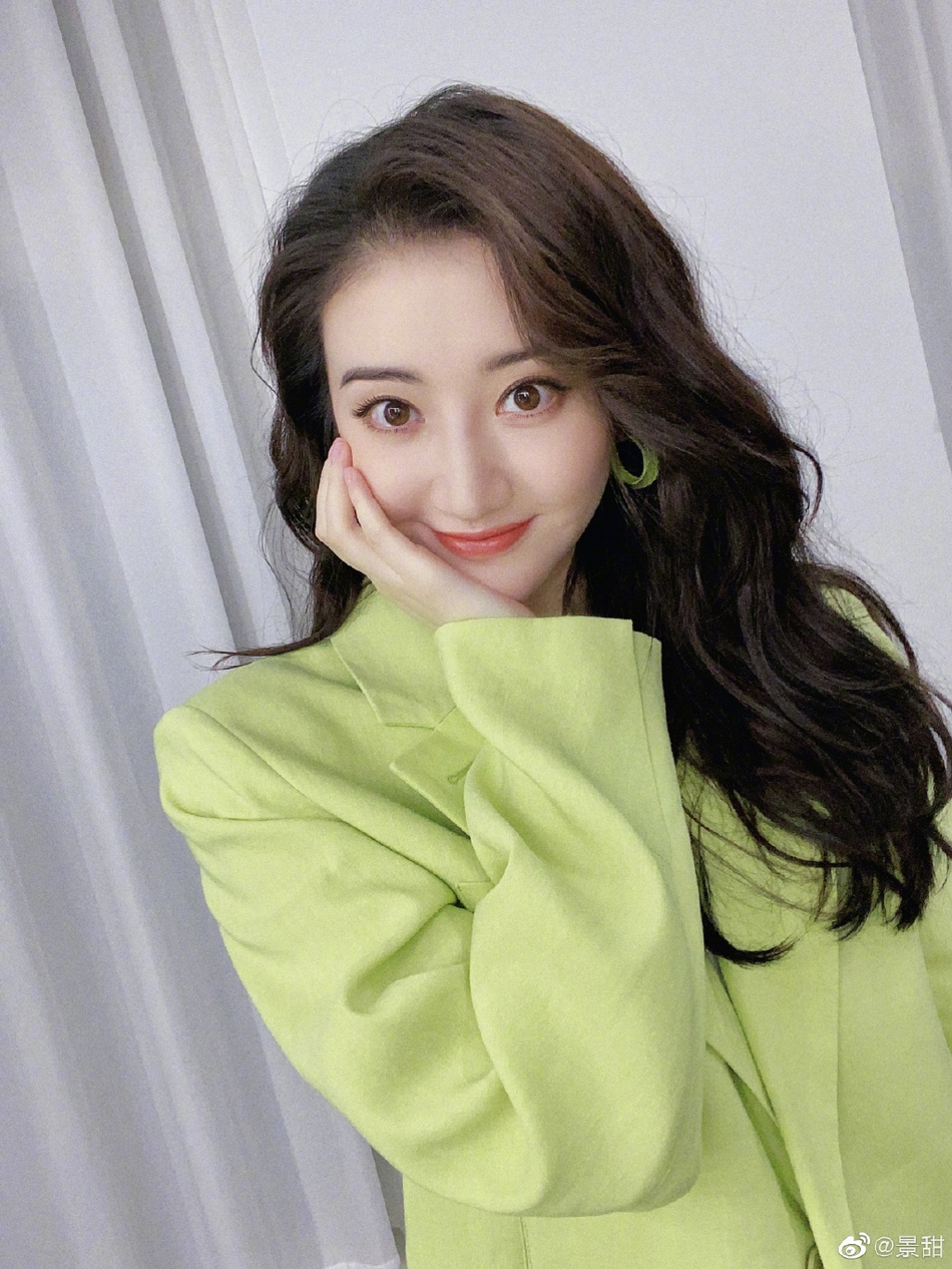 景甜穿淡绿西装拍美照 披大波浪对镜比耶活泼优雅兼具