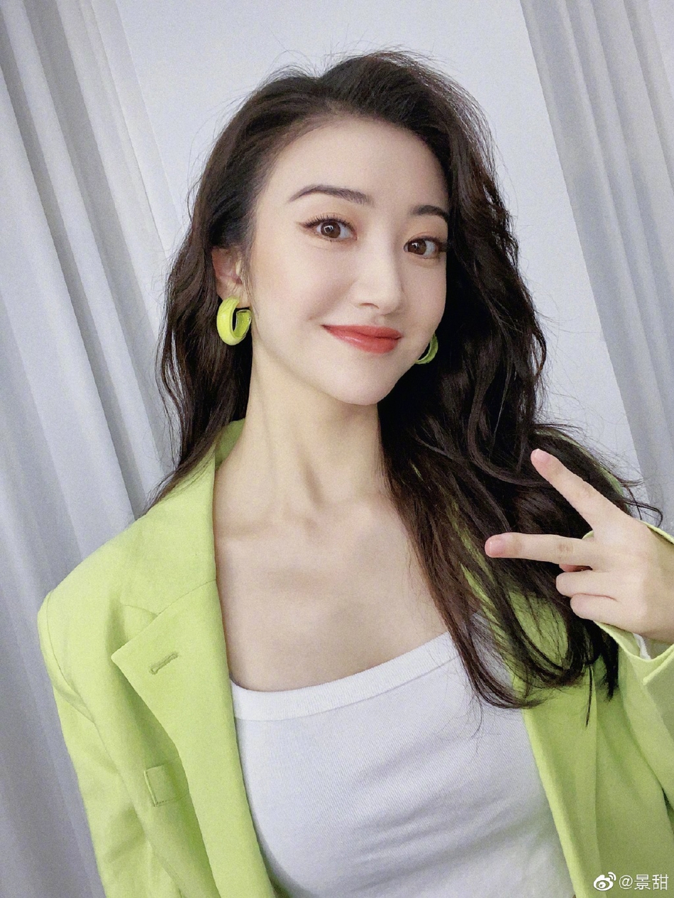 景甜穿淡绿西装拍美照 披大波浪对镜比耶活泼优雅兼具