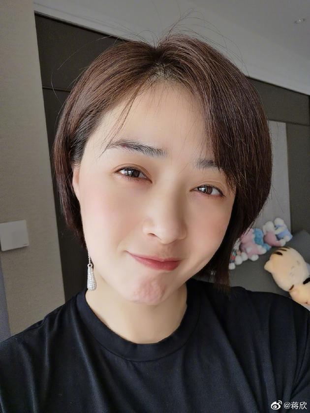 蒋欣路上踩狗屎超抓狂 晒鞋底囧照自嘲走运