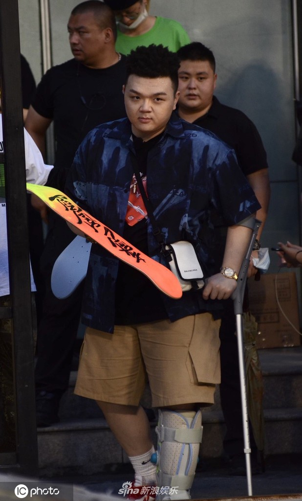 范丞丞录制《潮牌主理人》路透曝光 变身滑板男孩开朗甜笑