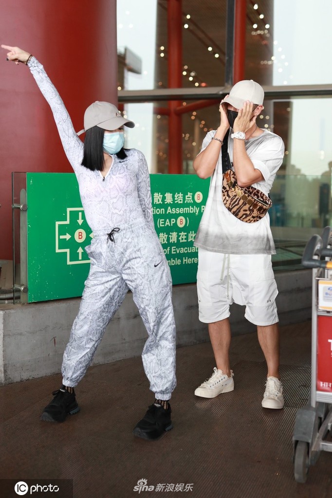钟丽缇与老公穿情侣色搭机跳热舞 张伦硕害羞捂脸变小迷弟