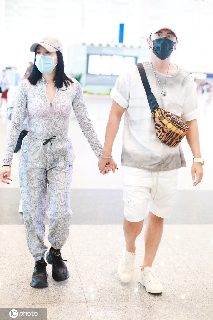 钟丽缇与老公穿情侣色搭机跳热舞 张伦硕害羞捂脸变小迷弟