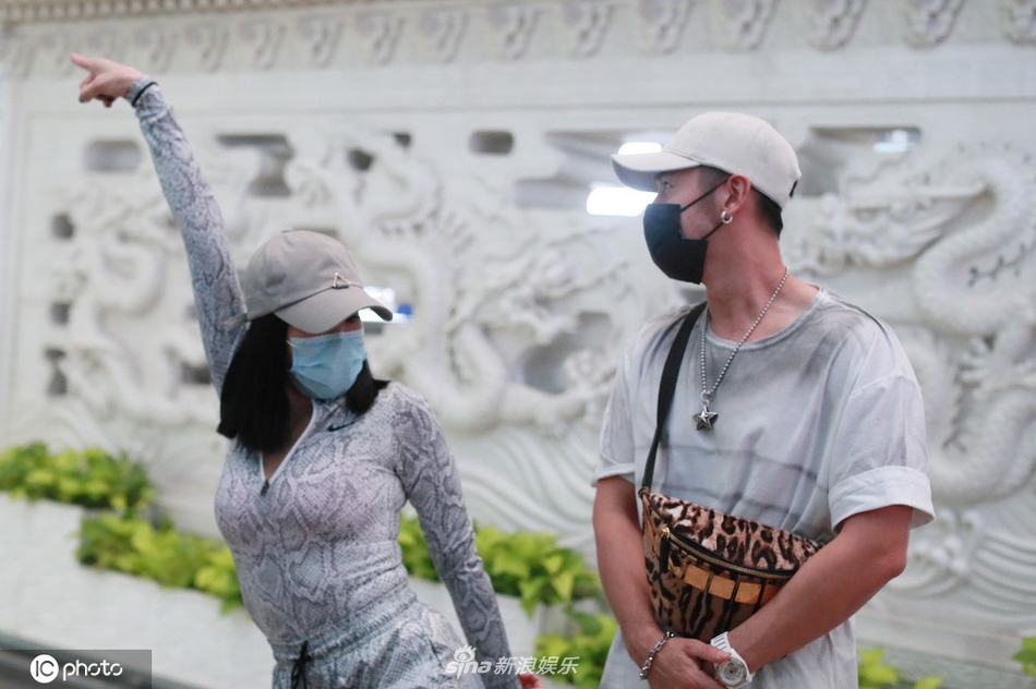 钟丽缇与老公穿情侣色搭机跳热舞 张伦硕害羞捂脸变小迷弟
