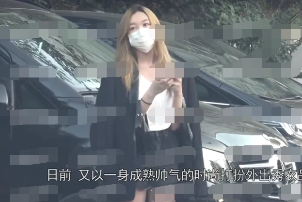 14岁李嫣吊带配热裤走成熟路线 身披西装气场超强