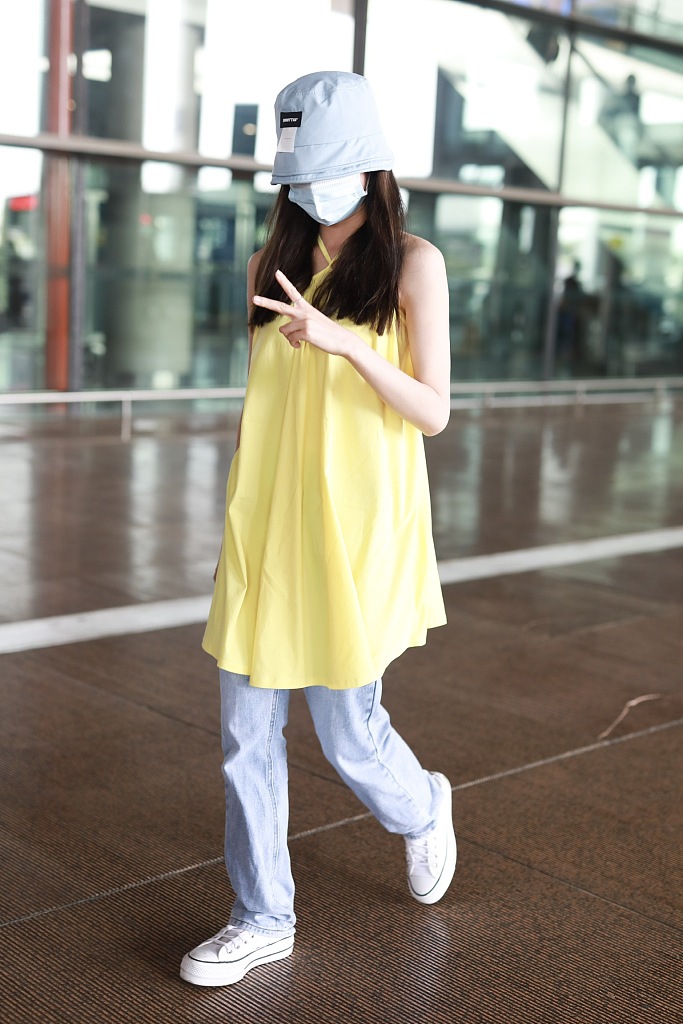 李子璇穿挂脖上衣秀香肩锁骨 花式摆pose又甜又酷