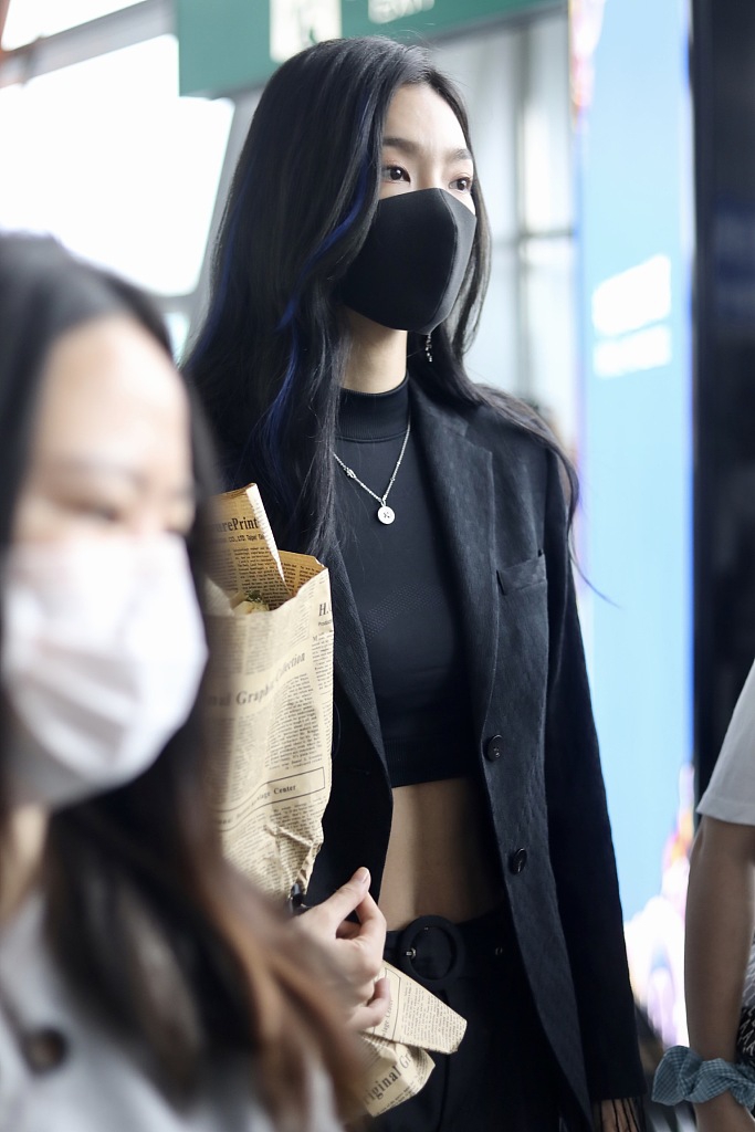 172Girls曾可妮穿短上衣秀马甲线 边走边撩发又美又飒