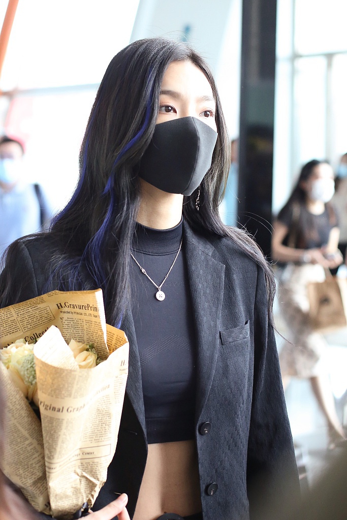 172Girls曾可妮穿短上衣秀马甲线 边走边撩发又美又飒