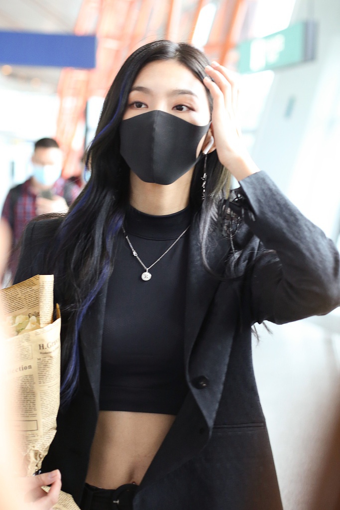 172Girls曾可妮穿短上衣秀马甲线 边走边撩发又美又飒