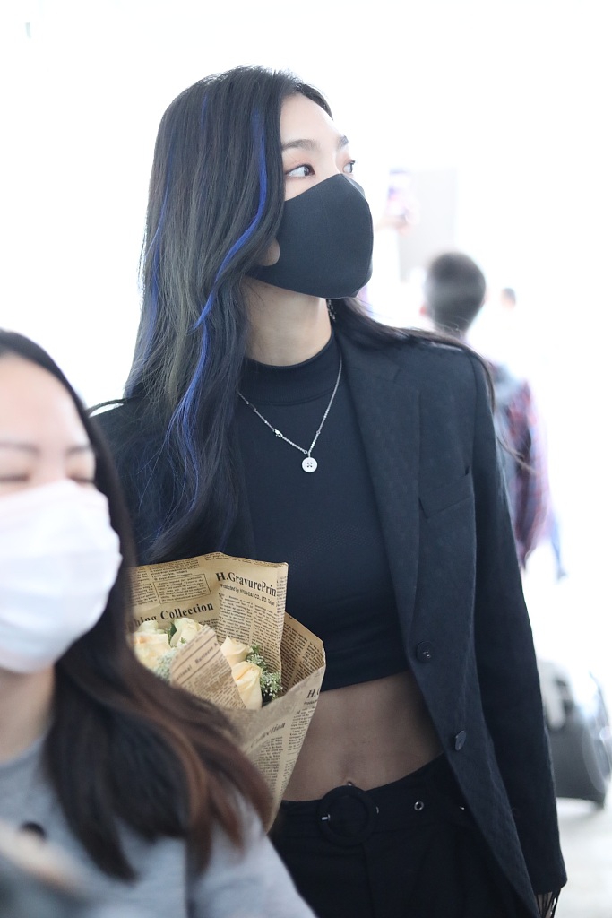 172Girls曾可妮穿短上衣秀马甲线 边走边撩发又美又飒