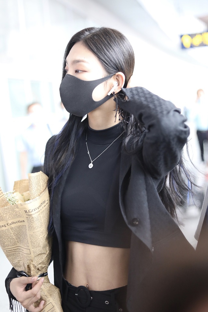 172Girls曾可妮穿短上衣秀马甲线 边走边撩发又美又飒