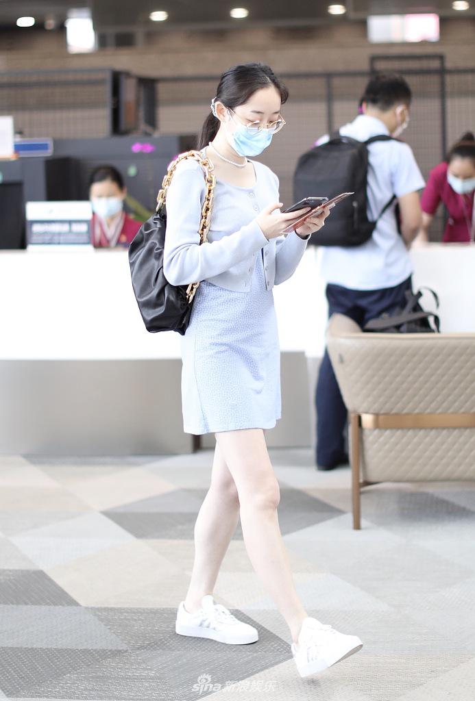 蒋梦婕穿包臀短裙秀纤腰长腿白到发光 素颜似清纯小学妹
