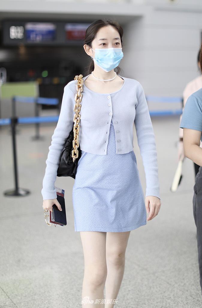 蒋梦婕穿包臀短裙秀纤腰长腿白到发光 素颜似清纯小学妹