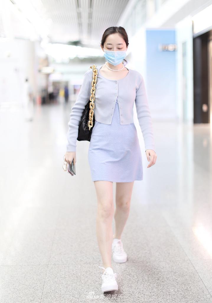 蒋梦婕穿包臀短裙秀纤腰长腿白到发光 素颜似清纯小学妹