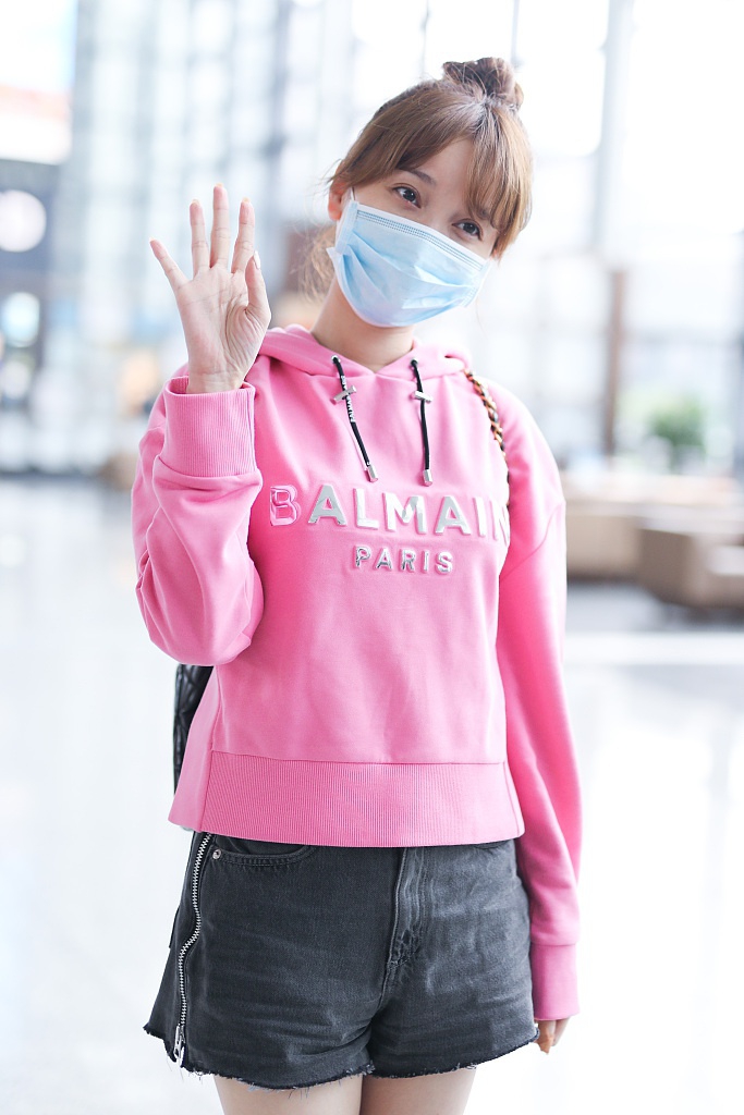 金莎扎丸子头留刘海可爱减龄 穿粉卫衣配热裤秀美腿