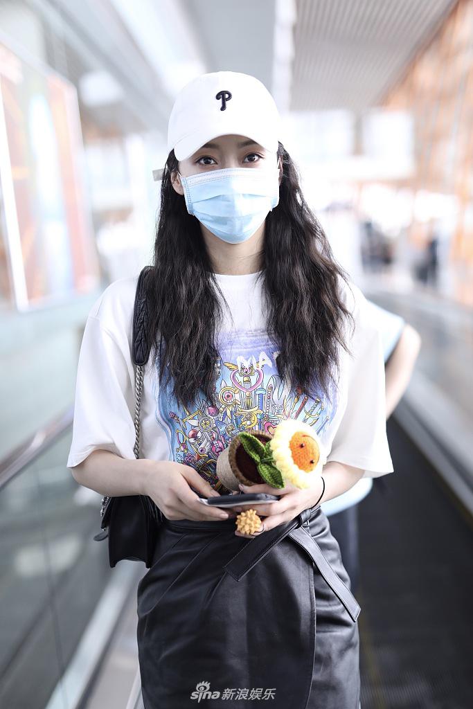 宣璐穿白T配皮裙秀纤细美腿 获粉丝送可爱盆栽玩偶