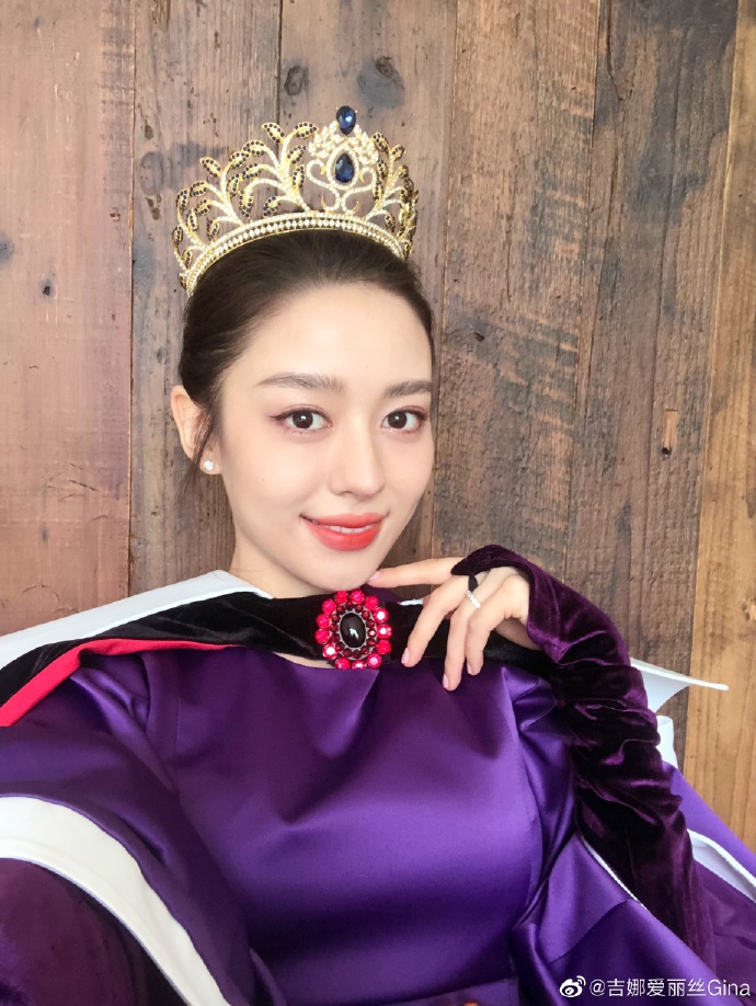 吉娜cos公主造型妆容精致 戴皇冠穿丝绒裙优雅贵气