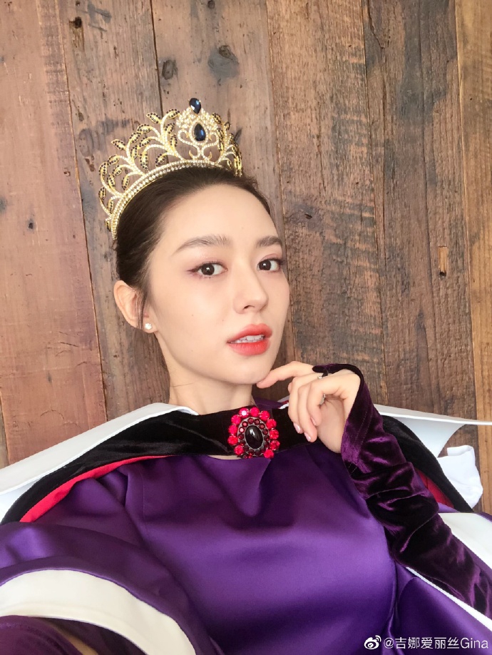 吉娜cos公主造型妆容精致 戴皇冠穿丝绒裙优雅贵气