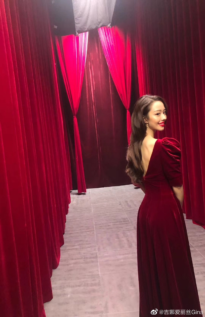 吉娜cos公主造型妆容精致 戴皇冠穿丝绒裙优雅贵气