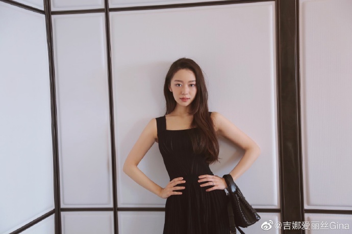 吉娜cos公主造型妆容精致 戴皇冠穿丝绒裙优雅贵气