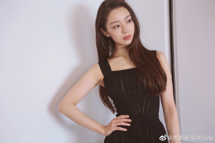 吉娜cos公主造型妆容精致 戴皇冠穿丝绒裙优雅贵气