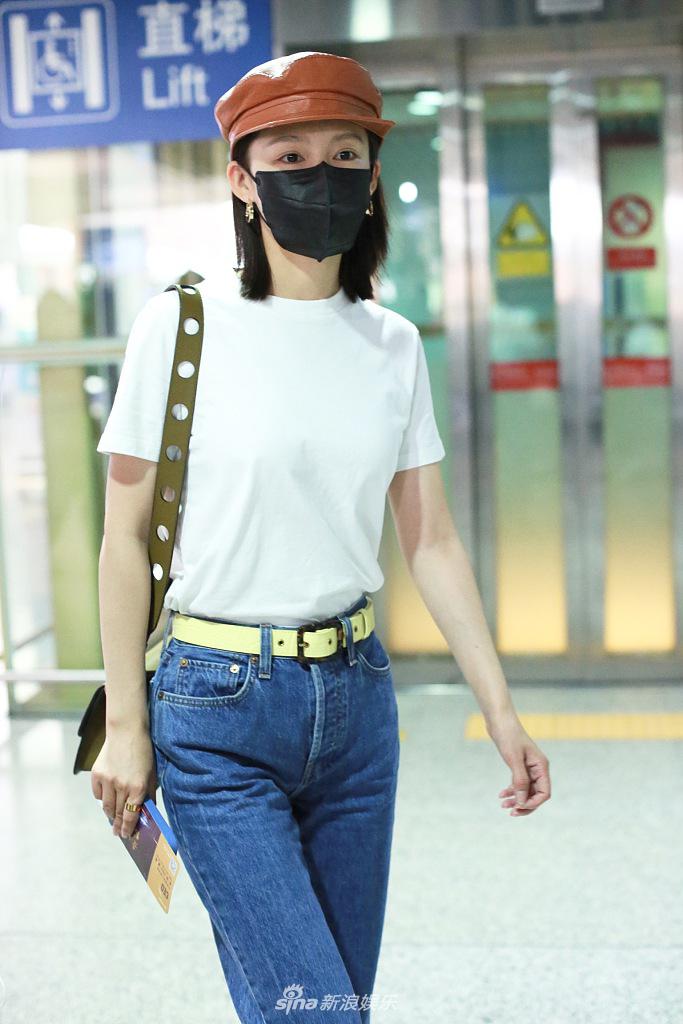 李沁戴橘黄皮帽复古又时髦 坐小车赶飞机美到窒息