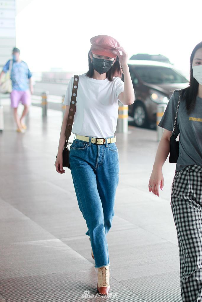 李沁戴橘黄皮帽复古又时髦 坐小车赶飞机美到窒息