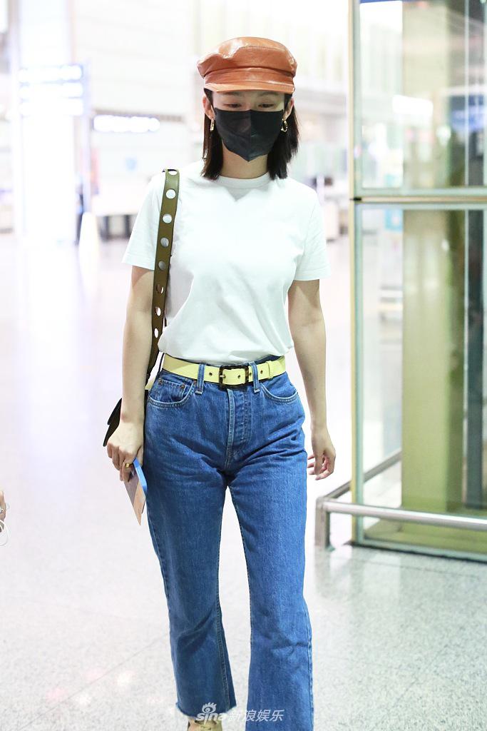 李沁戴橘黄皮帽复古又时髦 坐小车赶飞机美到窒息