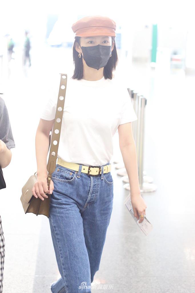 李沁戴橘黄皮帽复古又时髦 坐小车赶飞机美到窒息