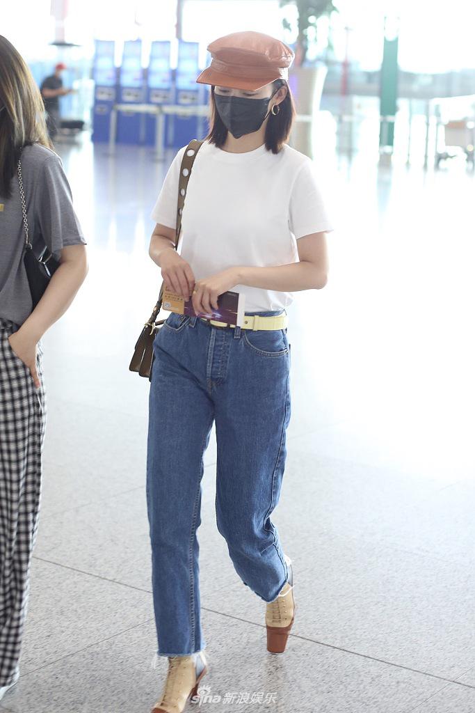 李沁戴橘黄皮帽复古又时髦 坐小车赶飞机美到窒息
