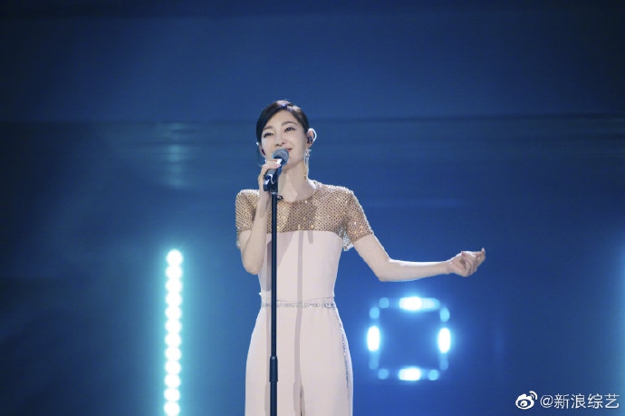 王丽坤穿阔腿连体裤尽显高挑身材 舞台献唱气质温婉恬静