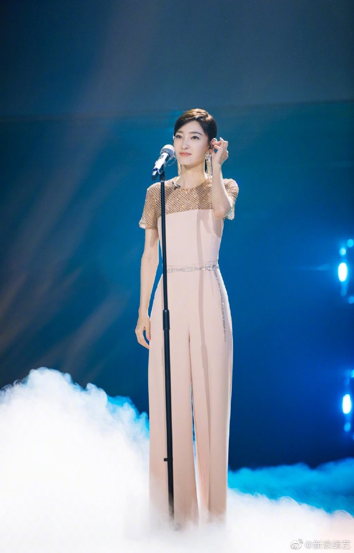 王丽坤穿阔腿连体裤尽显高挑身材 舞台献唱气质温婉恬静