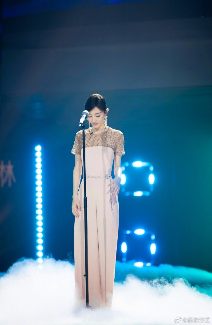 王丽坤穿阔腿连体裤尽显高挑身材 舞台献唱气质温婉恬静