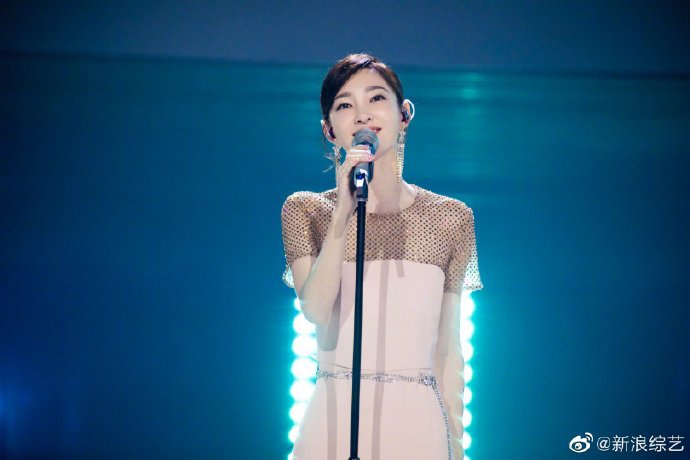 王丽坤穿阔腿连体裤尽显高挑身材 舞台献唱气质温婉恬静