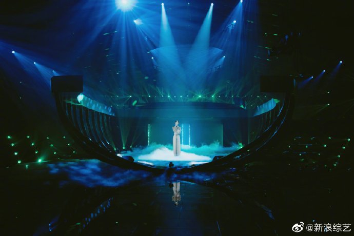 王丽坤穿阔腿连体裤尽显高挑身材 舞台献唱气质温婉恬静