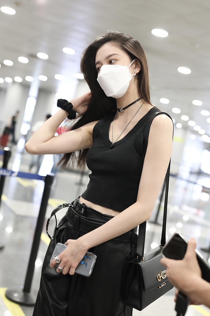 宋妍霏穿黑色背心秀好身材 单手插兜随性撩发酷劲足