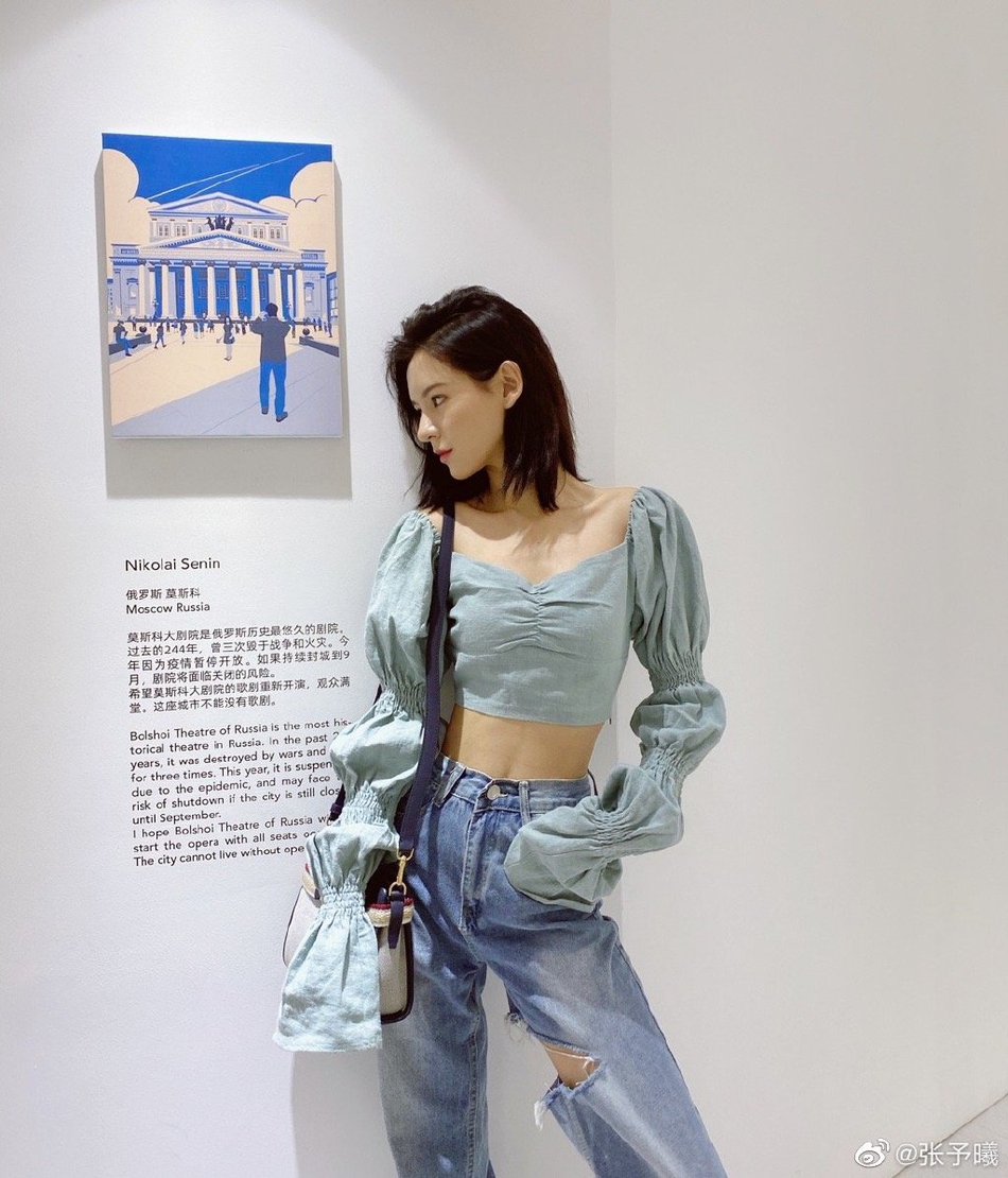 张予曦分享夏日美照 男友风穿搭休闲随性