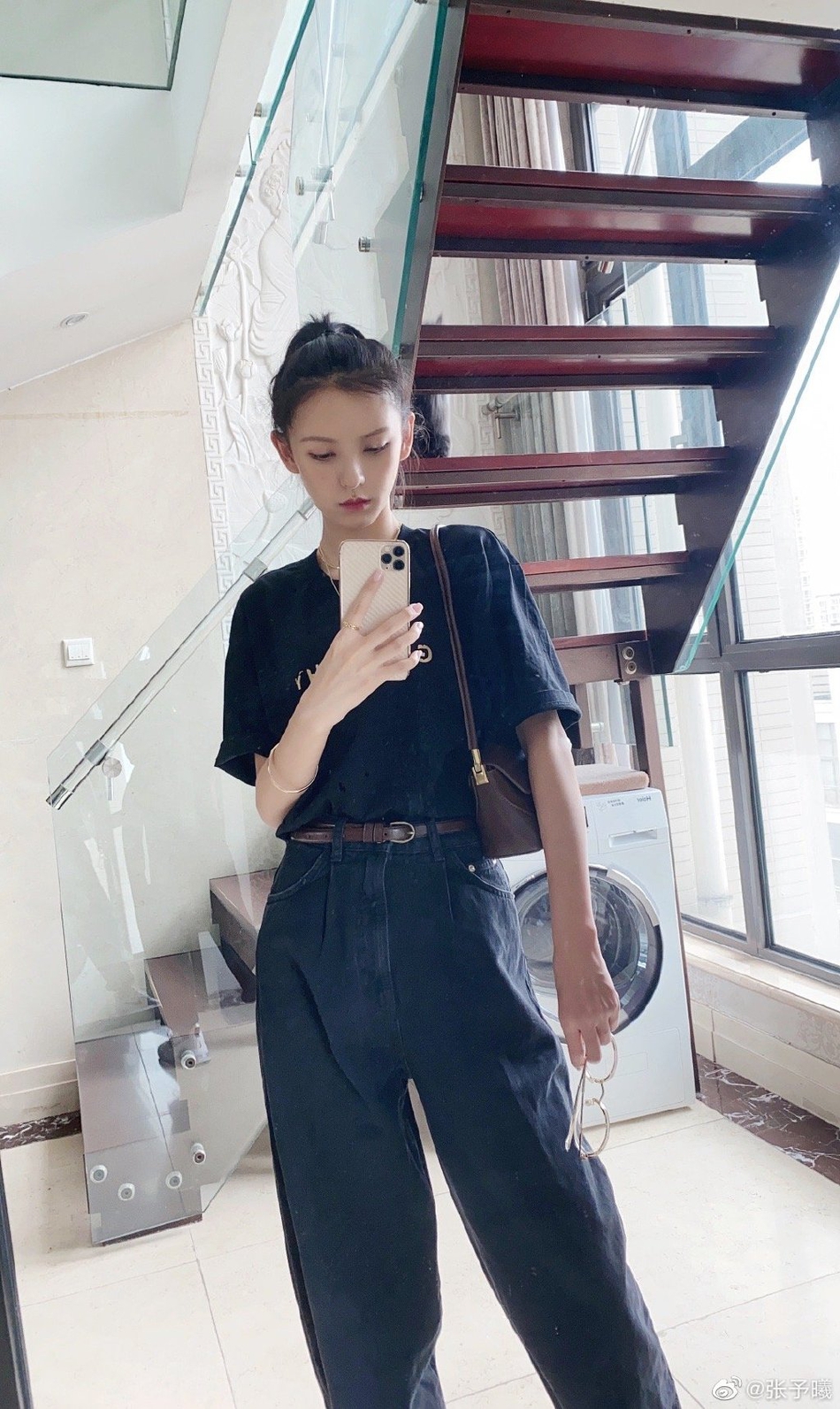 张予曦分享夏日美照 男友风穿搭休闲随性