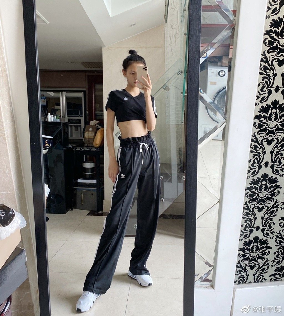 张予曦分享夏日美照 男友风穿搭休闲随性