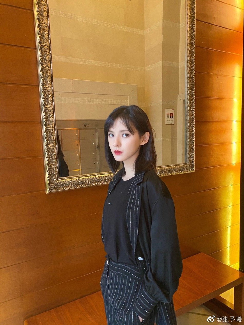 张予曦分享夏日美照 男友风穿搭休闲随性