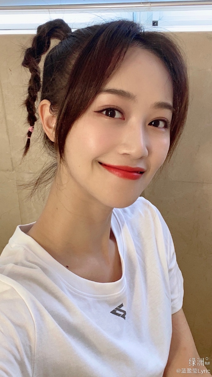 追星的姐姐！蓝盈莹用李现表情包做手机壳