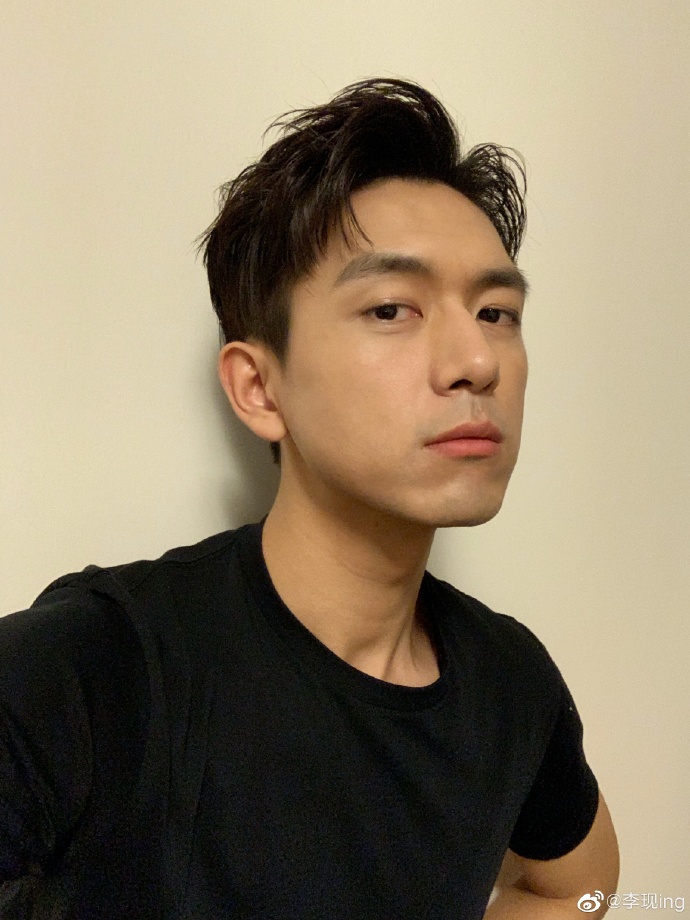 追星的姐姐！蓝盈莹用李现表情包做手机壳