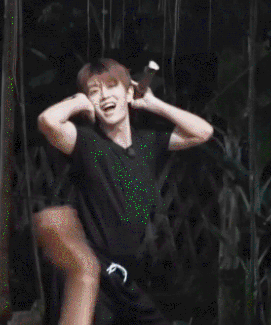 任嘉伦许魏洲拿甘蔗起舞 身姿妖娆表情满分