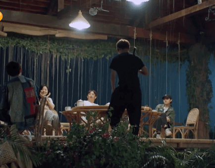 任嘉伦许魏洲拿甘蔗起舞 身姿妖娆表情满分