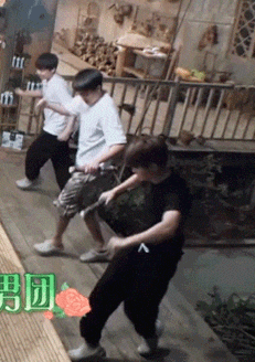 任嘉伦许魏洲拿甘蔗起舞 身姿妖娆表情满分