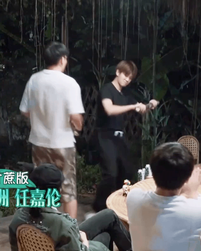 广场舞男团！任嘉伦许魏洲拿甘蔗跳舞身姿妖娆