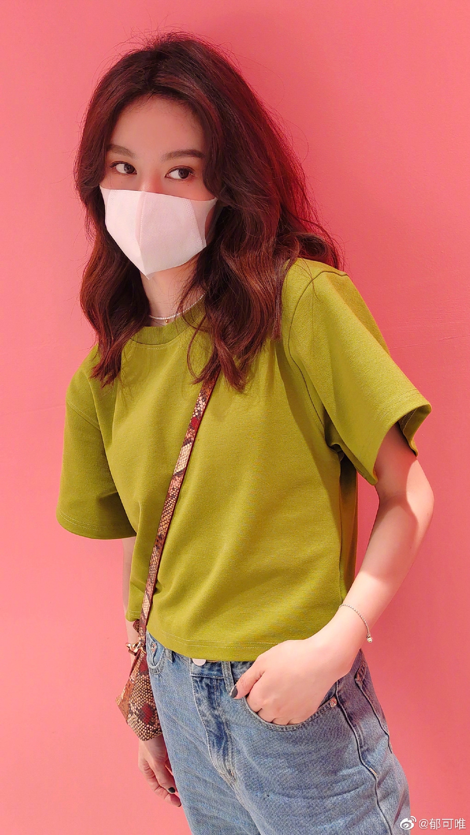 郁可唯穿牛油果T恤夏日感满满 口罩遮面难挡美貌